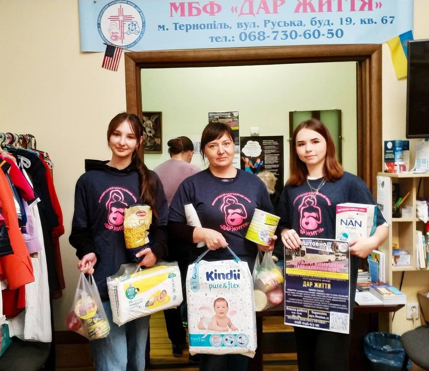 Ремез І. та Сельмах Ю. допомагають внутрішньо переміщеним особам  в БФ «Дар життя»